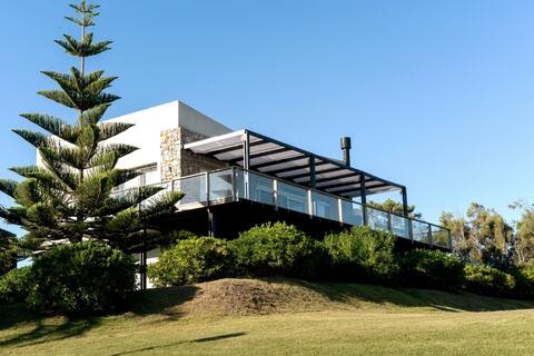 Ocean view House in Punta del Este! Walk to Beach.