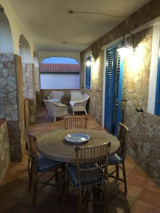 Veranda con tavolo