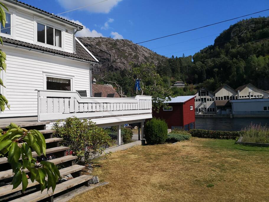 Terrasse og retning mot brygge