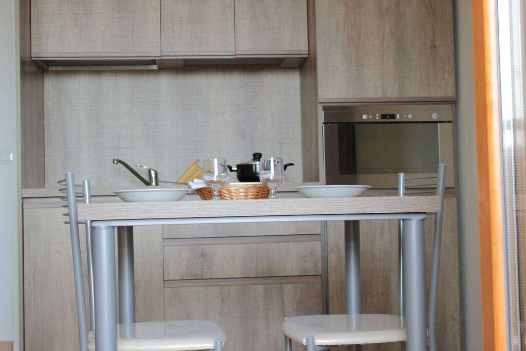 Cucina completa di stoviglie e con piano cottura a induzione