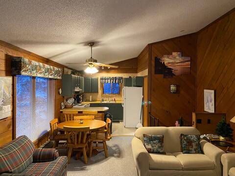 Cozy chalet near hiking-biking-waterfalls-trails!!
