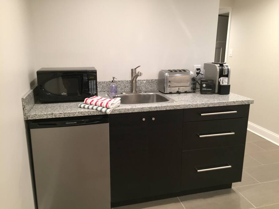 Kitchen has all the the amenities for enjoying a hassle-free breakfast and light snacks.
