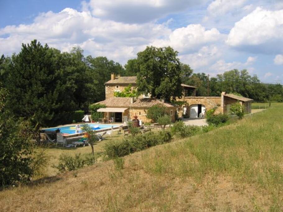 Le mas (le gîte est à droite)