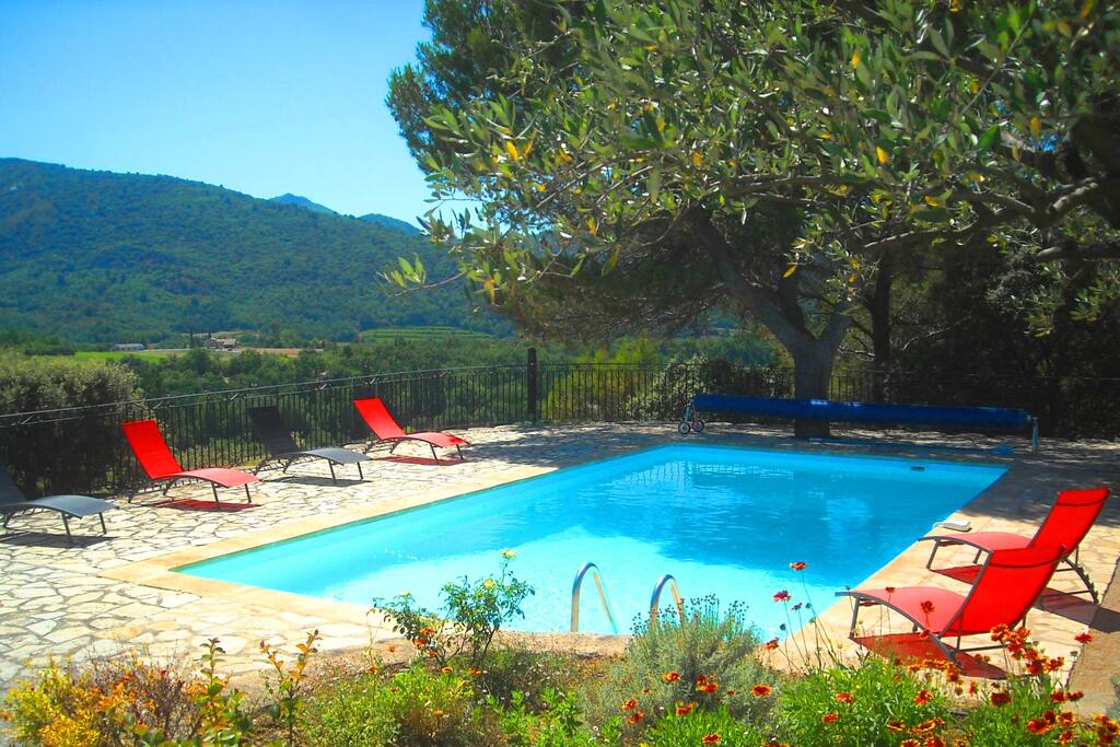 Vue sur la piscine, de la terrasse du Séjour