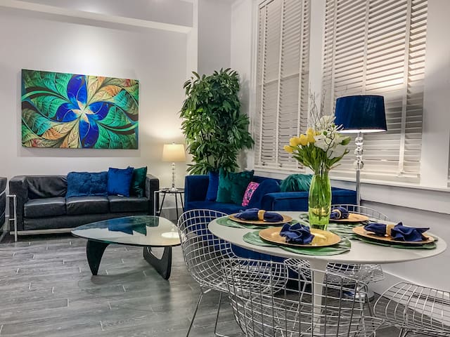 Luxury Plush Condo: Safe and Excellent Location!