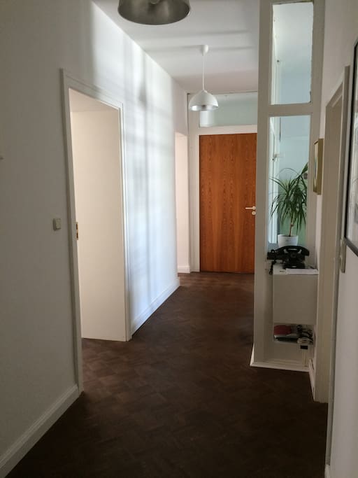 Der Flur mit der Küche rechts