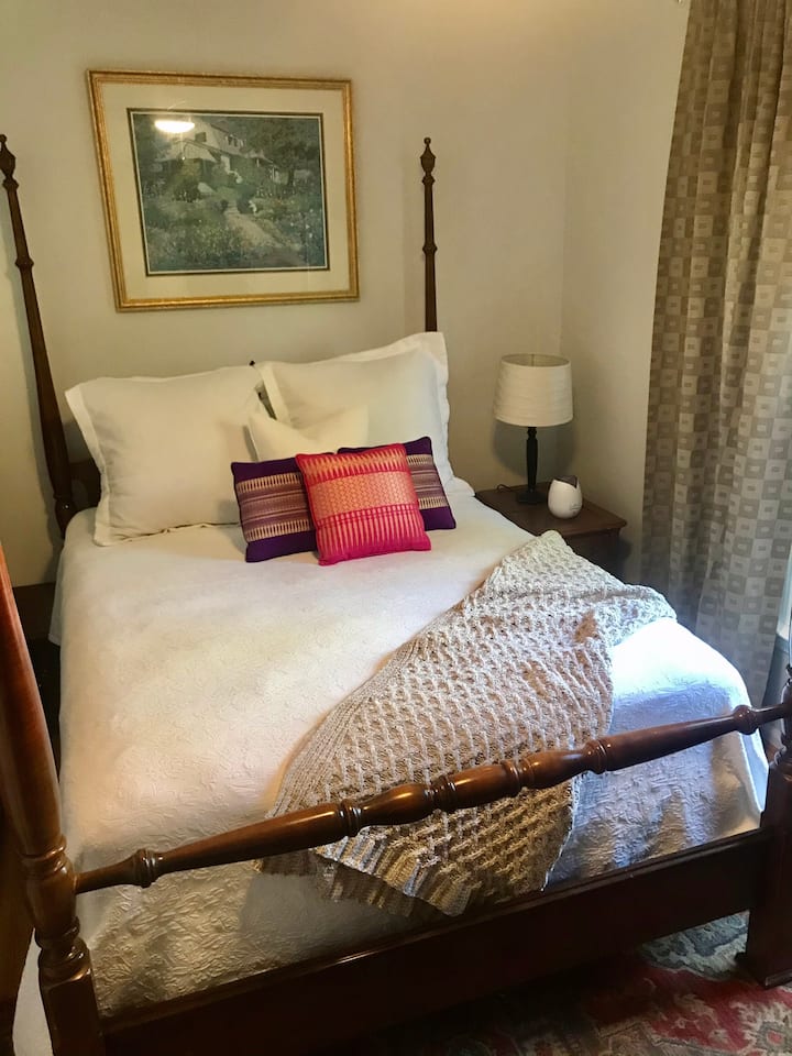 Dormitorio de invitados con cama tamaño queen.
