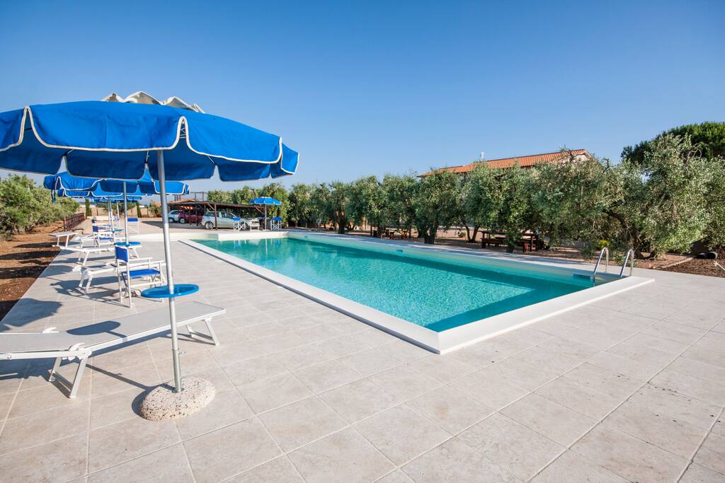 The large private pool of the House - L'ampia piscina privata della Casa