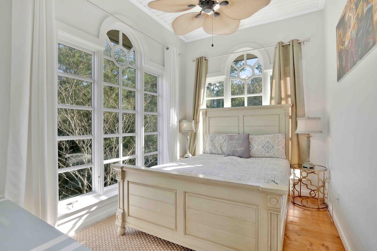 سرير كبير في غرفة نافذة كبيرة جميلة 