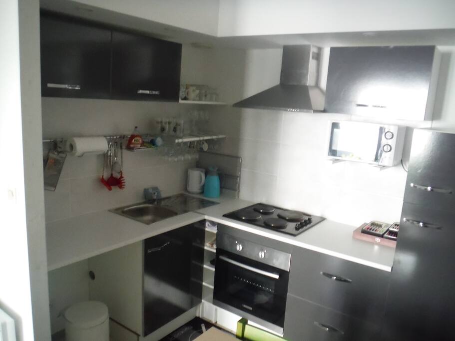 On aperçoit la cuisine, mais sur la photo il manque la machine à laver le linge, que nous avons mise depuis !