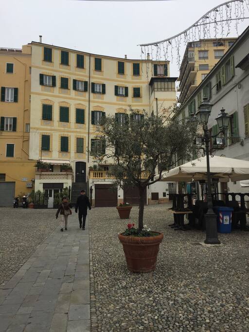 Piazza vicino la casa con bars e ristoranti tipici.
San Siro square, close to the house with bars and typical restaurants.