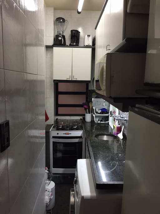 COZINHA: GELADEIRA, FREEZER, MICRO-ONDAS, FOGÃO/FORNO, LAVA/SECA ROUPAS