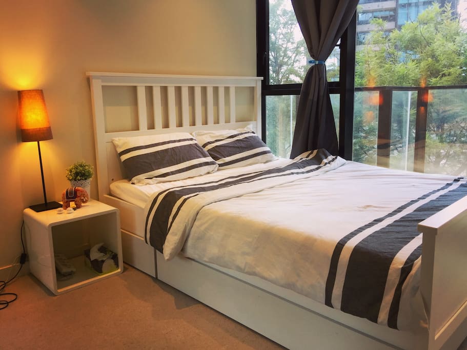 Bed room with Queen bed