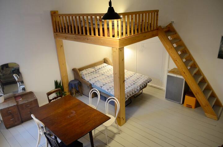 Charming Large Bright Room Neukölln Sleeps 6+