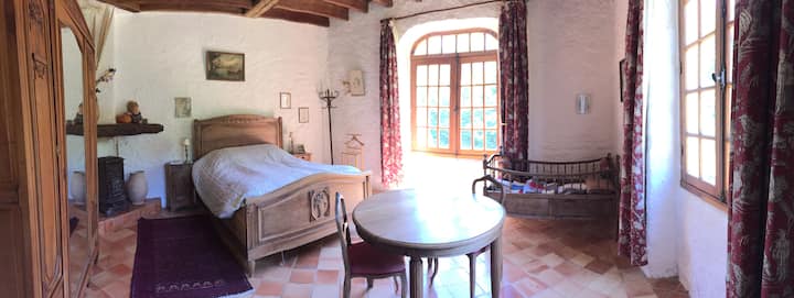 חדר שינה ראשי מואר עם נוף יפהפה לגינה + מיטת תינוק