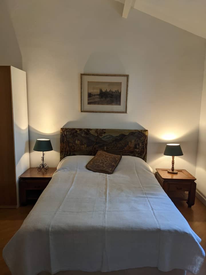 客房朝东，配有双人床和浴室。 