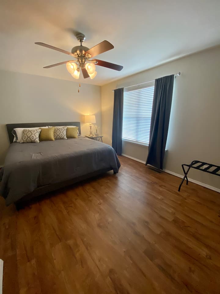 Dormitorio con cama King