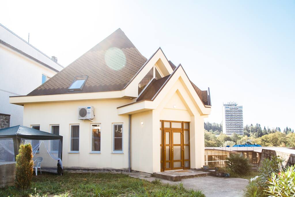 Фасад, вход