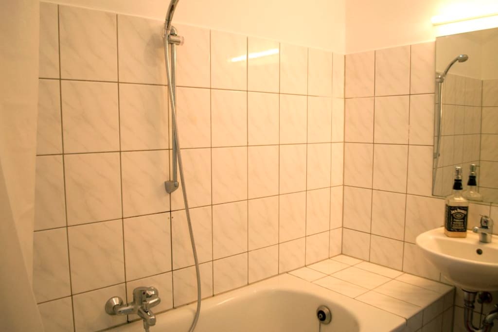Bad mit Badewanne - Bathroom with bathtub