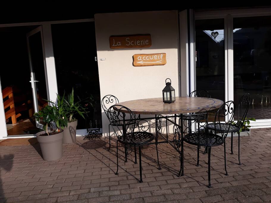 L'espace repas dans la cour