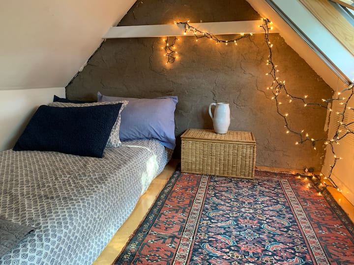 Нагоре ПО СТЪЛБАТА.

Спането тук не е задължително. Първият етаж осигурява това, от което се нуждаете за основно настаняване. 

НА ВТОРИЯ ЕТАЖ
Тази снимка ви показва височината на спалното помещение.