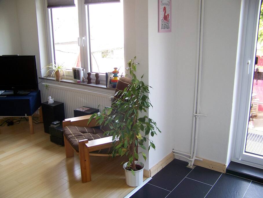 Wohnzimmer mit Gartenblick