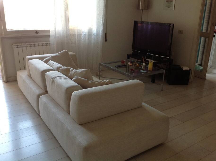 Comodo divano 4 posti. levando i braccioli diventa un letto singolo .