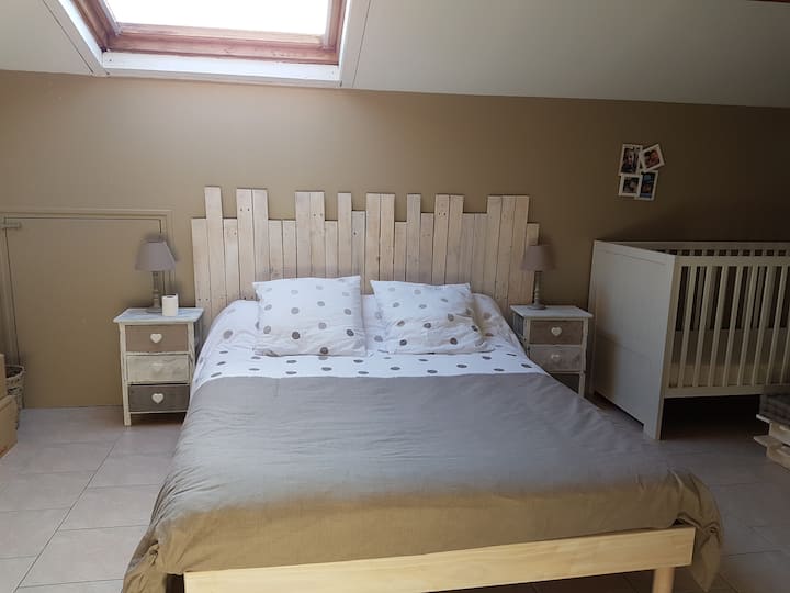 غرفة نوم علوية بسرير 140 وحمام داخلي + مكيف هواء