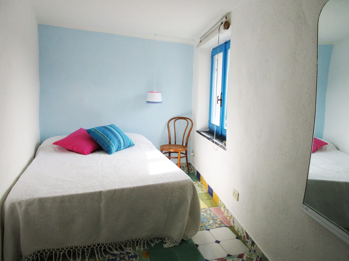 غرفة نوم رومانسية تطل على التلال