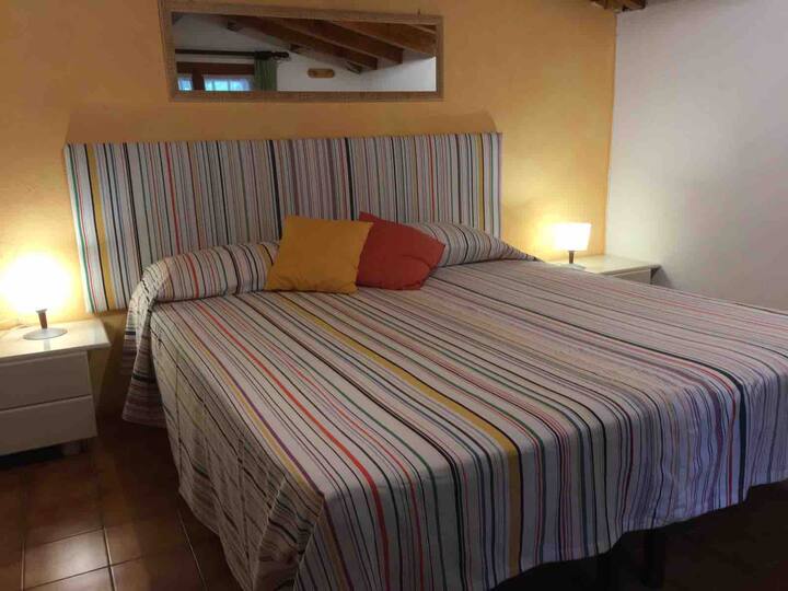 Dormitorio doble con cama grande 2X2.10 con láminas de haya y colchones de última generación 