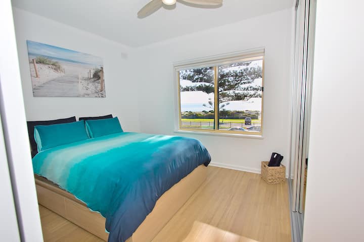 Main bedroom Queen bed