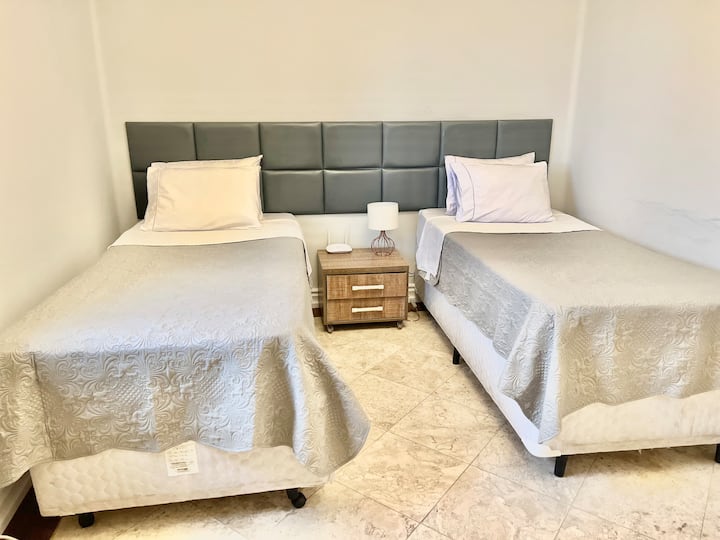 Apartmán V: s dvoma samostatnými americkými posteľami a klimatizáciou.