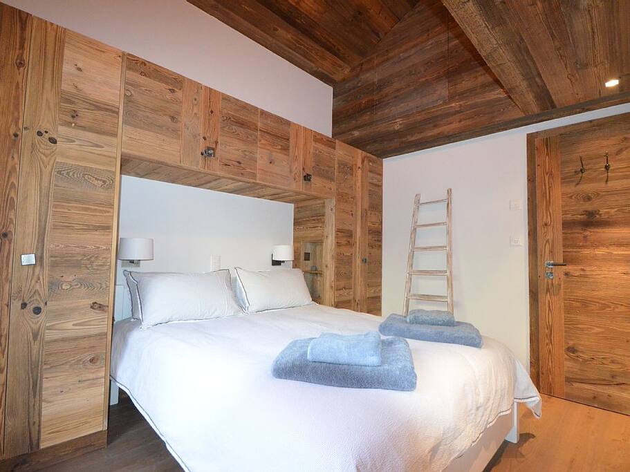Kingsize double bed, luxury towels, ensuite bathroom with bath and shower