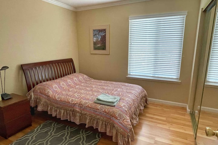 חדר שינה שני עם מיטה זוגית