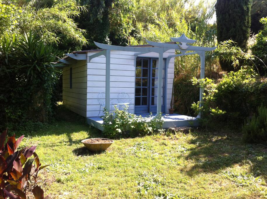 le cabanon chambre avec grand lit et point d'eau