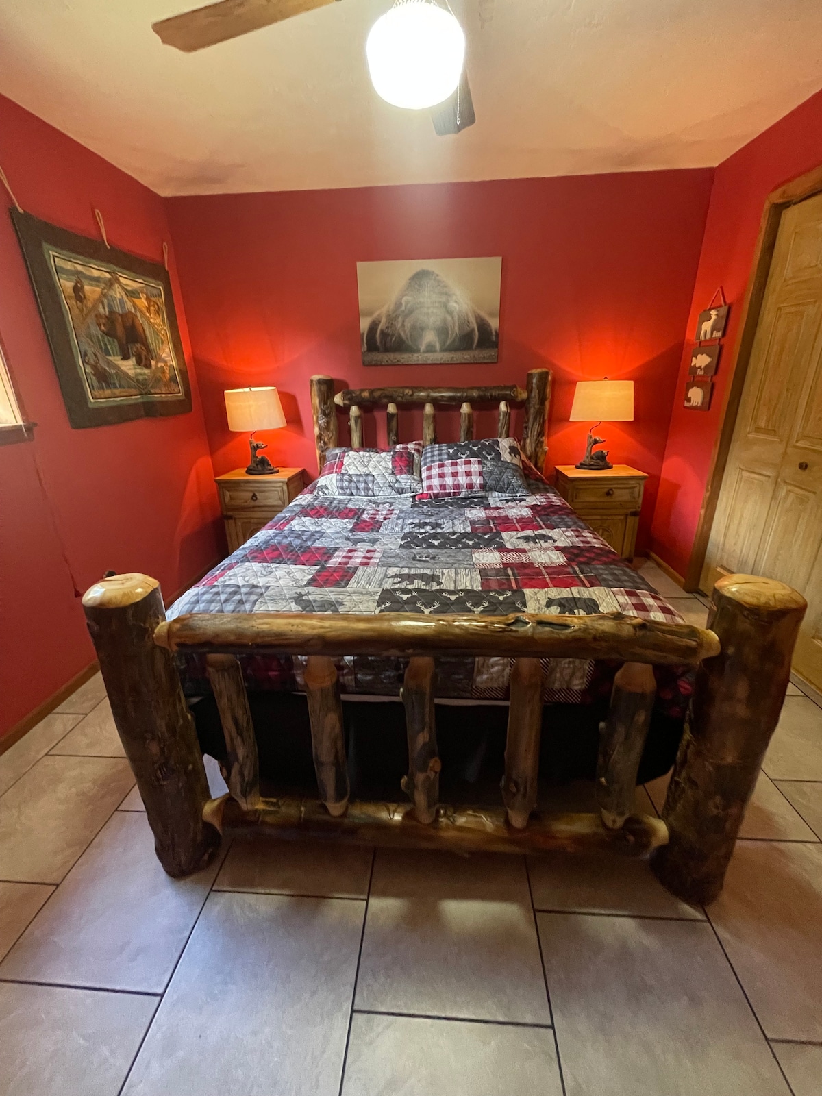 חדר דובים - חדר שינה ראשי עם מיטת קווין סייז