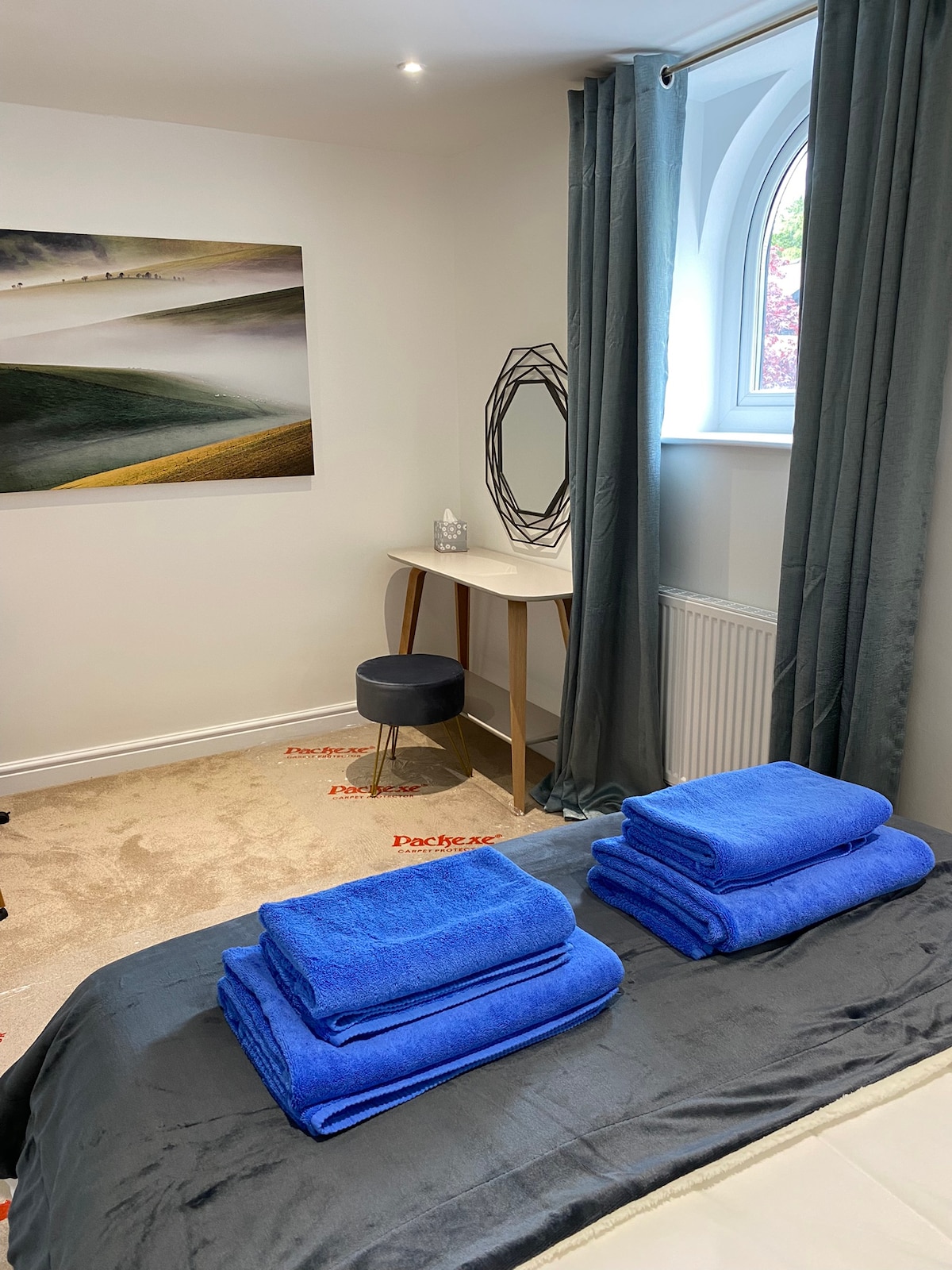 Šatníková skriňa s manželskou posteľou 