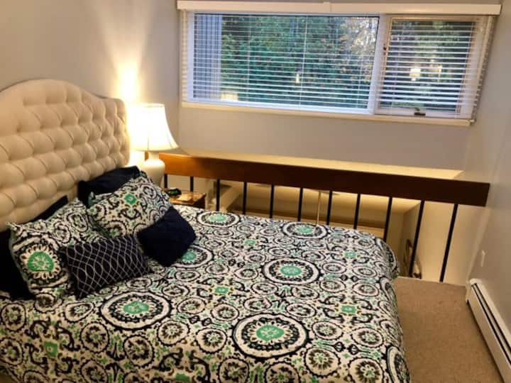 Спална соба на поткровје со брачен кревет