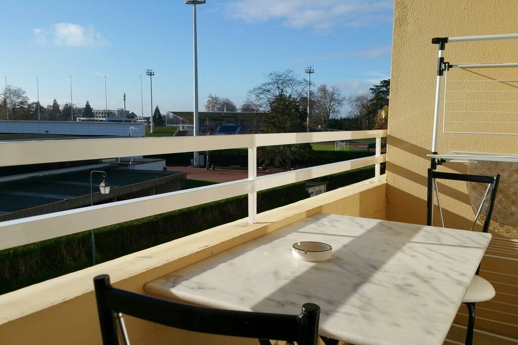 Balcon au sud et au calme avec vue dégagée et très peu de passage dans la rue.