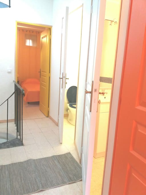 hall du premier étage; au fond chambre avec deux petits lits;
