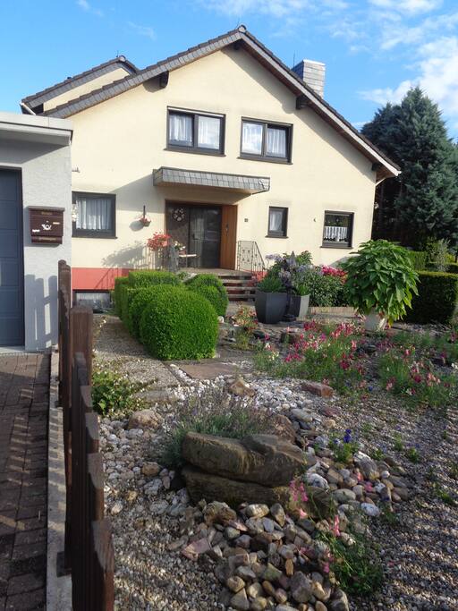 Steingarten vor dem Haus