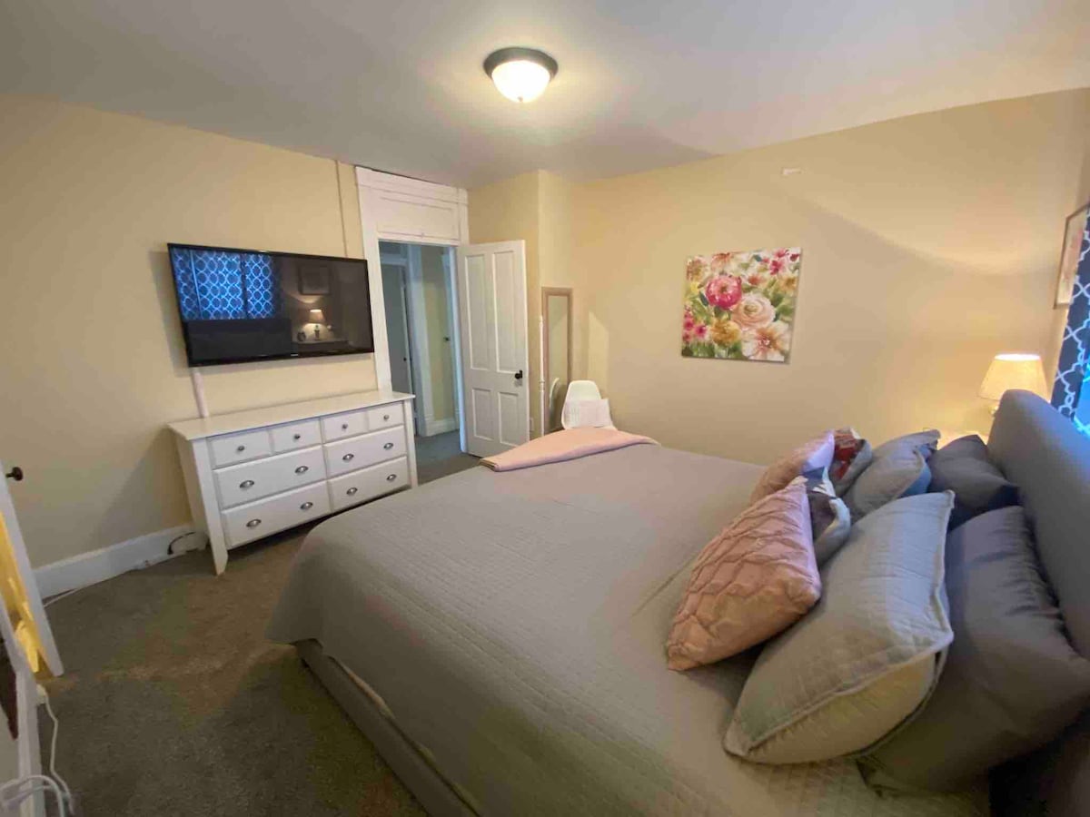 Roku TV за всичките ви абонаменти за приложения или безплатни канали и музика. Скрин и голям килер със закачалки също са осигурени.