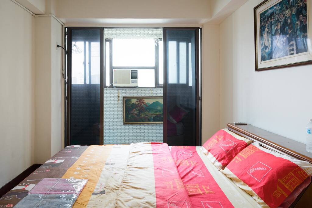 Bedroom, high quality springbed to assure high quality rest
臥室,保證能好好休息
Penampakan kamar tidur pribadi, springbed berkualitas tinggi memastikan anda dapat tidur dengan nyenyak