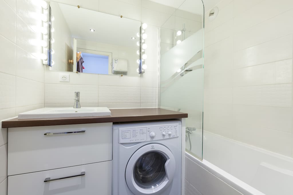 Salle de bains entièrement rénovée baignoire, lave linge, sèche linge, sèche cheveux