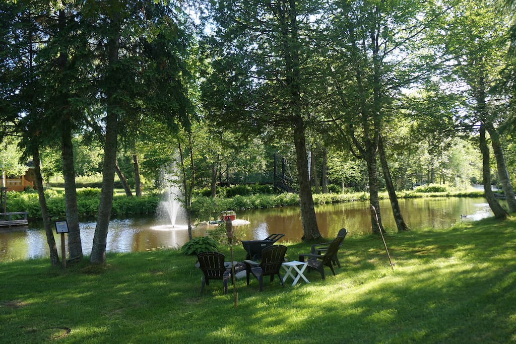 Terrain avant du chalet donnant sur bord du petit étang, paisible pour y faire de la lecture
