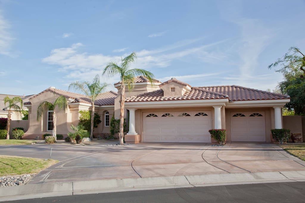 Front of the house with an extra curved driveway to multiple cars (5+)