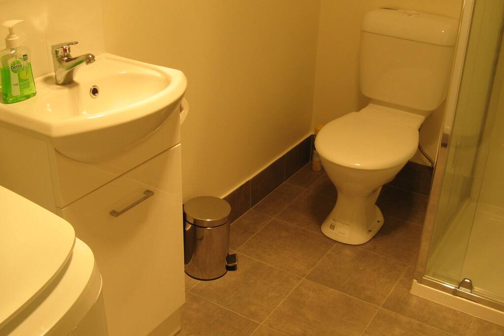 Ensuite with washing machine