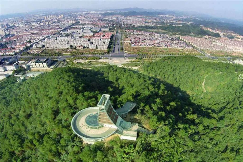 登上凤凰阁可以远眺安吉县城全景。