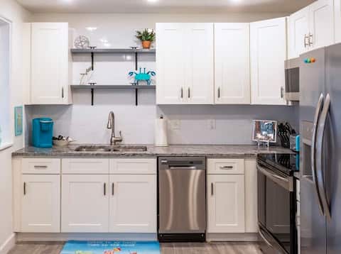 Popular Airbnb listing: Mermaid Haven Downtown, Trail, Stadium in Dunedin
