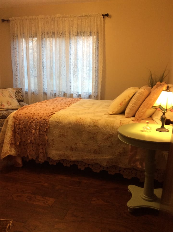 Спална соба со брачен кревет (широк